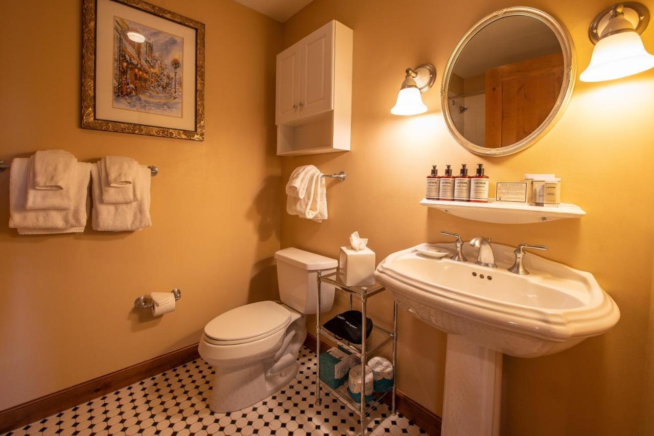 Two Bedroom Condo With Balcony Over Mountaineer Square - Just Steps From The Slopes! Condo Crested Butte Exterior photo